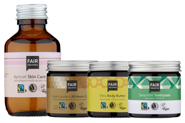 KI generiert: Vier FAIR SQUARED Pflegeprodukte: Hautöl, Creme, Body Butter, Zahnpasta. Fairtrade, vegan.