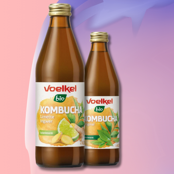 KI generiert: Zwei braune Flaschen Voelkel Bio Kombucha, Sorten Limette Ingwer und Original, auf farbigem Hintergrund.