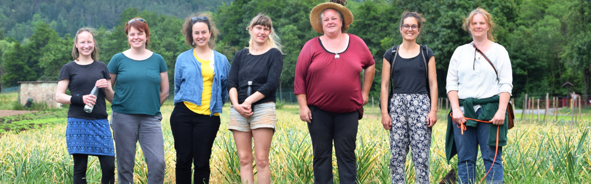 Team Lotta Karotta mit Wina von Knofi und so. vor Knoblauchfeld