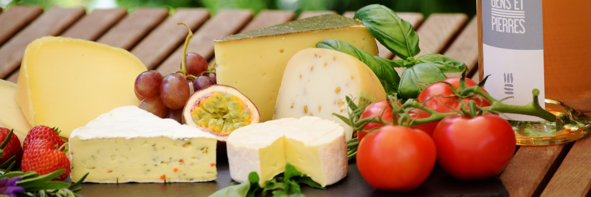 Käseplatte mit obst dekoriert