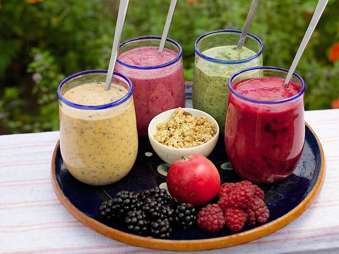 4 Smoothies mit unterschiedlichen Zutaten