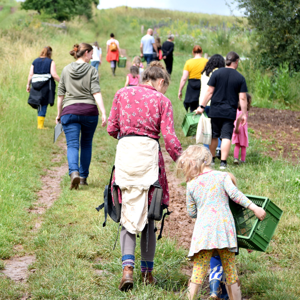 Gruppe auf dem Weg zum Acker