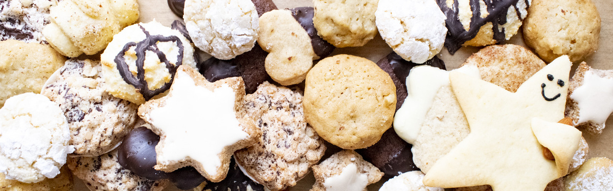 KI generiert: Verschiedene Kekse in verschiedenen Formen und mit Schokolade, Glasur und anderen Dekorationen.