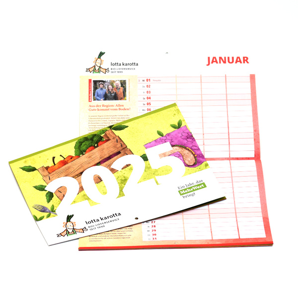 KI generiert: Das Bild zeigt einen Kalender für das Jahr 2025 von "lotta karotta" mit einem Fokus auf nachhaltige landwirtschaftliche Themen. Auf dem Deckblatt des Kalenders ist eine Illustration mit Gemüse in einer Holzkiste zu sehen.