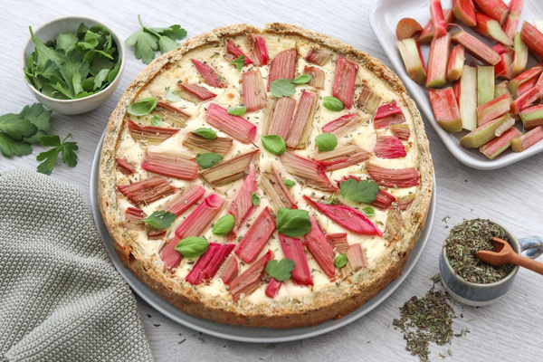 Produktfoto zu Rezept-Kiste Herzhafter Rhabarber-Käsekuchen