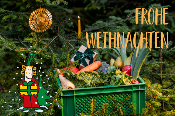 KI generiert: Eine Kiste mit Gemüse vor Weihnachtsbaum. Text: "Frohe Weihnachten".