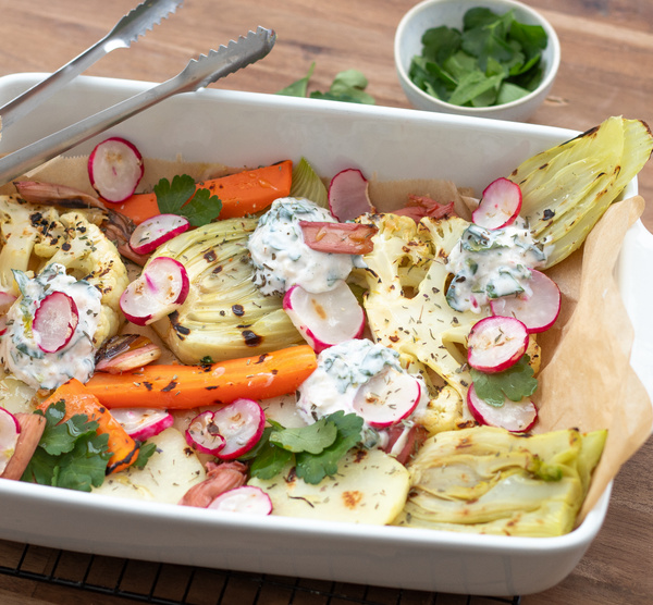 KI generiert: Ofengemüse mit Radieschen und Dip, angerichtet in einer weißen Form.