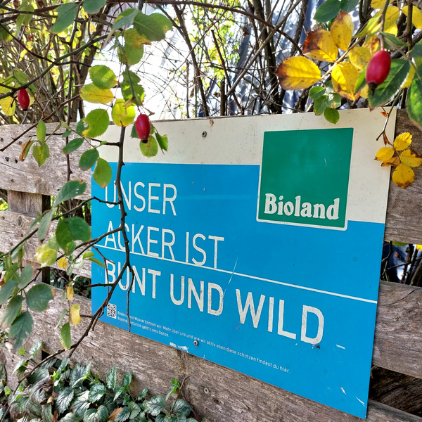 Bioland-Schild in der Gärtnerei