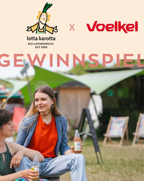 KI generiert: Zwei Personen sitzen draußen, trinken Bio-Getränke. Text: "GEWINNSPIEL", "lotta karotta x Voelkel".