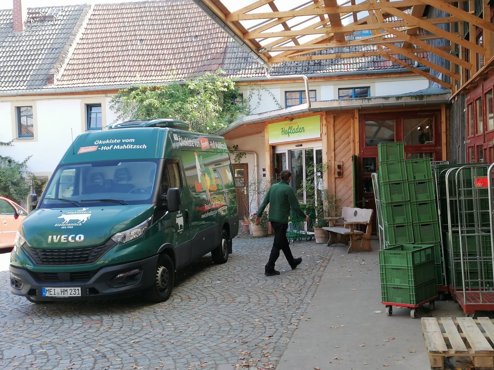 Hofladen und Lieferfahrzeug