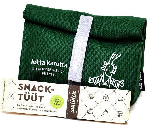 KI generiert: Eine grüne Tasche von "lotta karotta", Bio-Lieferservice. Text: "SNACK-TÜÜT" und Beschreibung der Tasche.