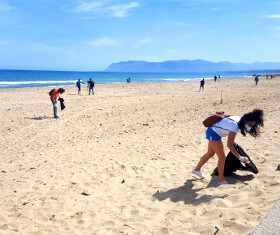 Strandmüllsammelaktion in Sizilien