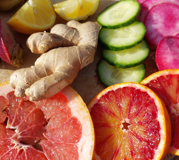 KI generiert: Frisches Obst und Gemüse: Ingwer, Zitrone, Grapefruit, Blutorange, Gurke, rote Radieschen.