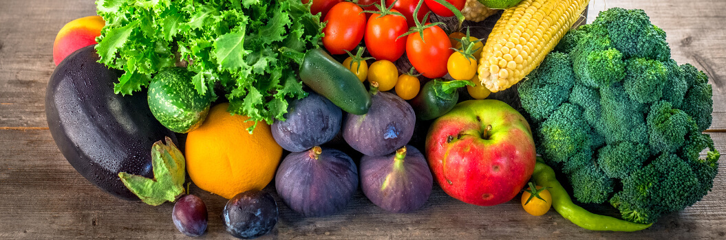 KI generiert: Verschiedene frische Gemüse- und Obstsorten liegen auf einem Holztisch.