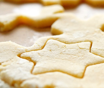KI generiert: Teig ausgestochen in Sternform auf einer Oberfläche.