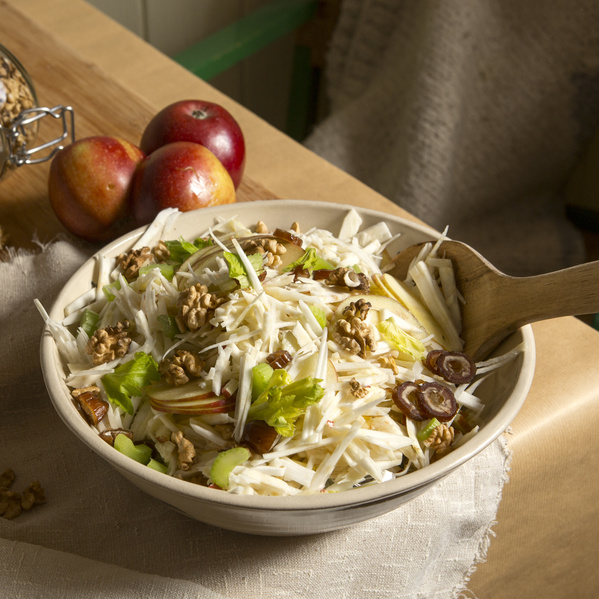Waldorfsalat mit Datteln, Walnüssen & hausgemachter Mayonnaise