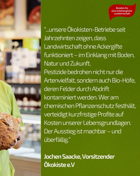 KI generiert: Ein junger Pflanzenspross mit Wassertropfen, Text: "RAUS AUS DER PESTIZID-ÄRA" und weitere Forderungen.