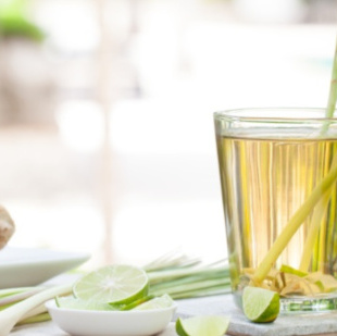 KI generiert: Auf dem Bild sind verschiedene Zitrusfrüchte auf einem Holzschneidebrett zu sehen, darunter Orangen, Zitronen und Limetten, die teilweise aufgeschnitten sind. Eine Hand schneidet mit einem Messer eine Orange.