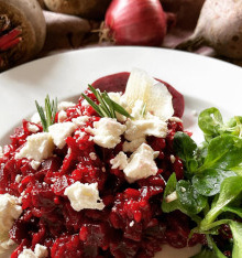 KI generiert: Ein Teller mit Rote-Bete-Salat, Feta, Rosmarin und grünem Salat.