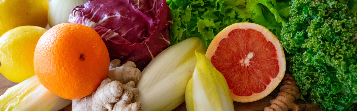 KI generiert: Frisches Obst und Gemüse, darunter Zitrusfrüchte, Ingwer, Chicorée, Salat und Radicchio.