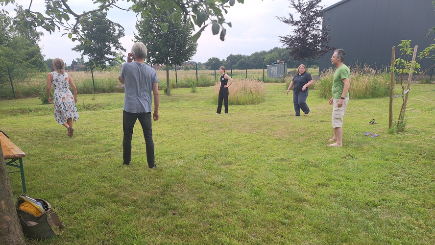 gemeinsame Bewegungsrunde nach der Betriebsführung