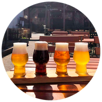 Schinkels Biere in vier verschiedenen Gläsern 4 verschiedene Biere auf einem Tisch