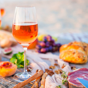 Wein und Snacks draußen auf der Terasse