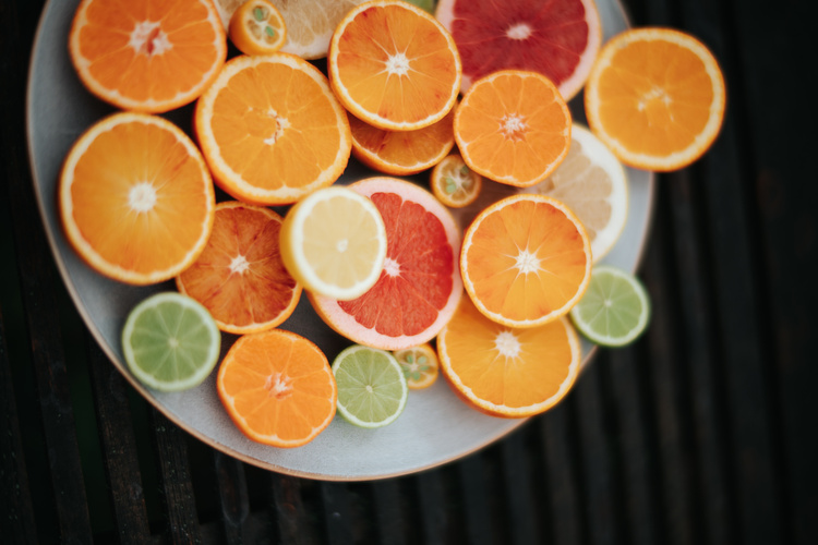 KI generiert: Ein Teller mit verschiedenen in Scheiben geschnittenen Zitrusfrüchten.
