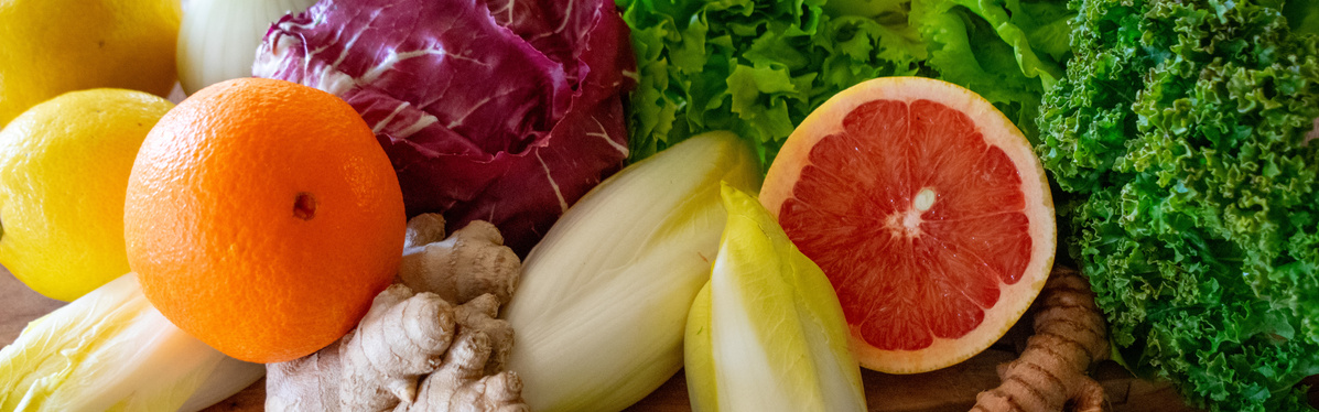 KI generiert: Verschiedene bunte Früchte und Gemüse, darunter Orangen, Zitronen, Grapefruit, Salat und Ingwer.
