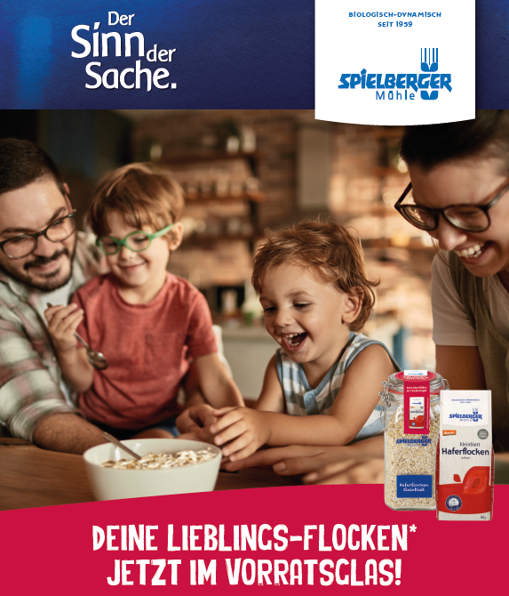 KI generiert: Familie genießt Frühstück. Text: "DEINE LIEBLINGS-FLOCKEN* JETZT IM VORRATSGLAS!" und "Der Sinn der Sache."