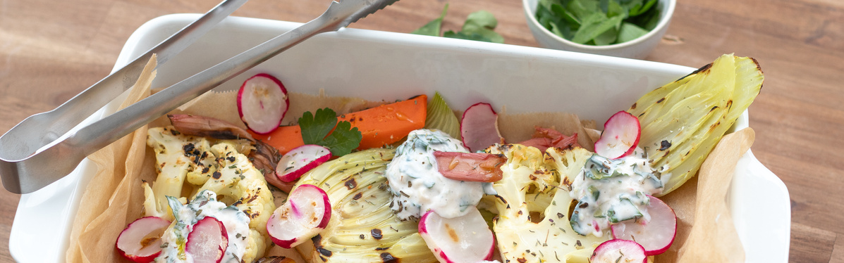 KI generiert: Ein Teller mit geröstetem Gemüse und Radieschen, garniert mit Kräuter-Dip.