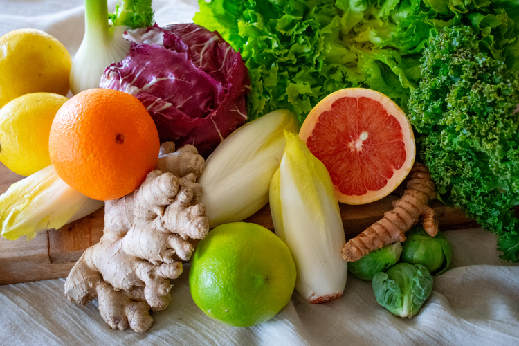 KI generiert: Verschiedene frische Früchte und Gemüse, darunter Zitrusfrüchte, Salat, Ingwer und Radicchio.