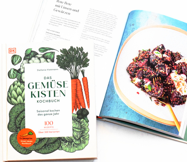KI generiert: Ein Kochbuch mit Gemüseillustrationen, daneben offene Buchseiten. Text: "ROTE BETE mit Linsen und Gewürzen".